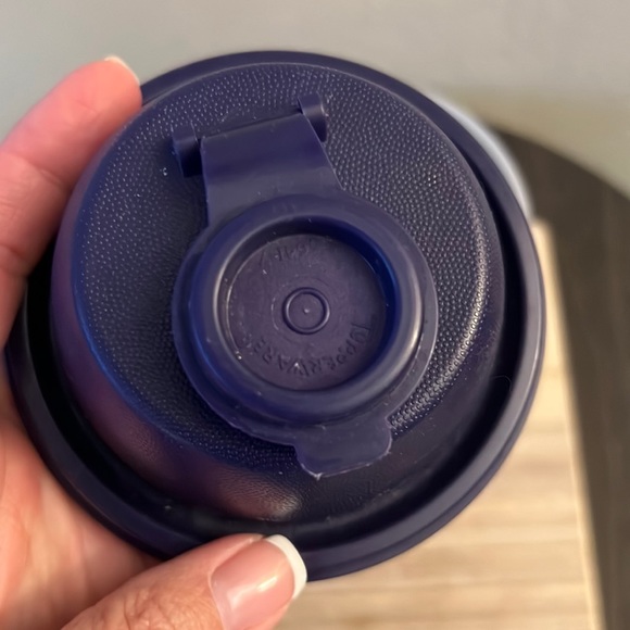 ❤️3/$25 Tupperware Shake Tumbler Purple Lid Make Shakes, Gravy, Salad Dressing - Picture 5 of 9